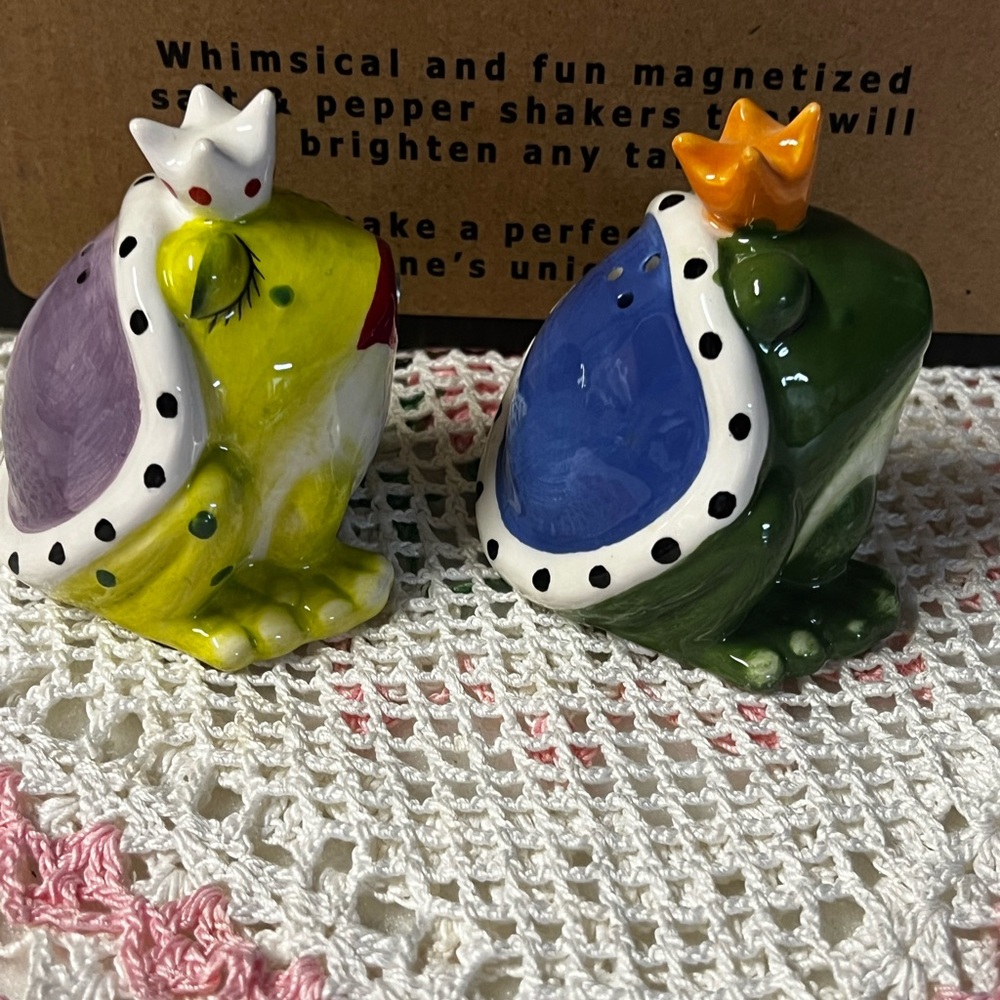 Frog Salt & Pepper Shakers Magnetized Kissing Frogs Ceramic - Picture 5 of 14